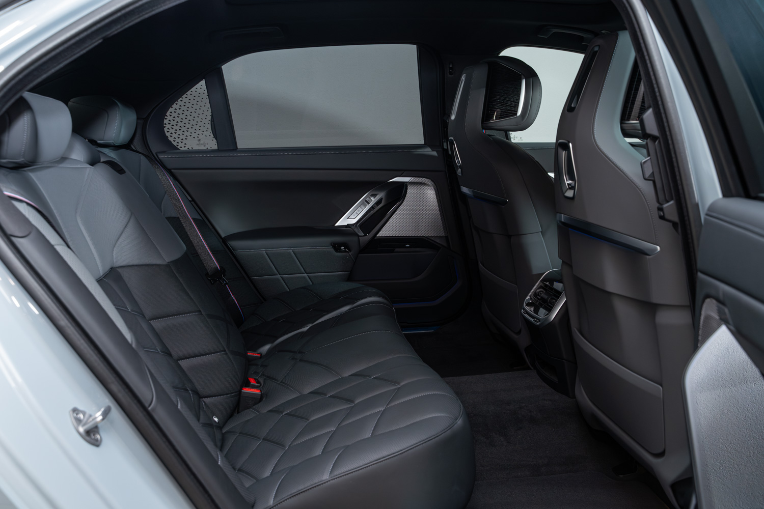 BMW 740d xDrive Msport | české předváděcí auto | luxusní naftová limuzína | skladem | super cena | nákup online na AUTOiBUY.com